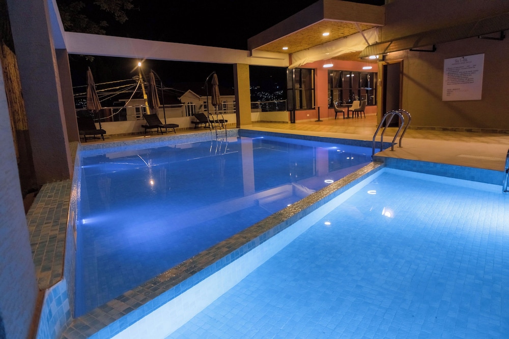 The Hut Restaurant & Boutique Hotel 33/55