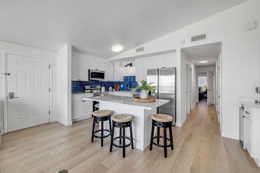 New Smyrna Waves MOD Collection by Sonesta 46/50