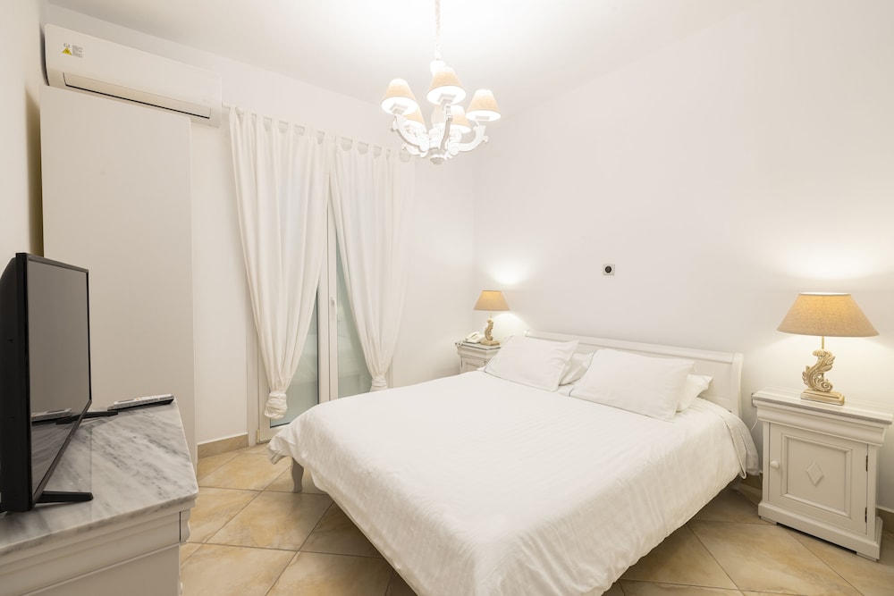 Paros Palace 11/76