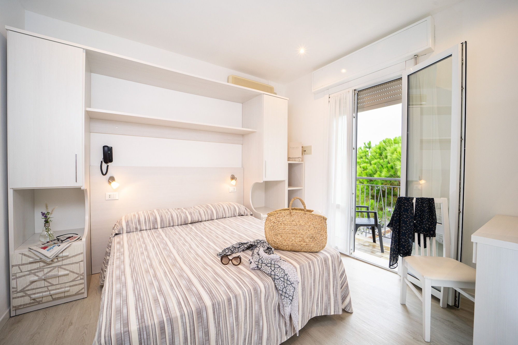 ROOM, DOUBLE OR TWIN BED