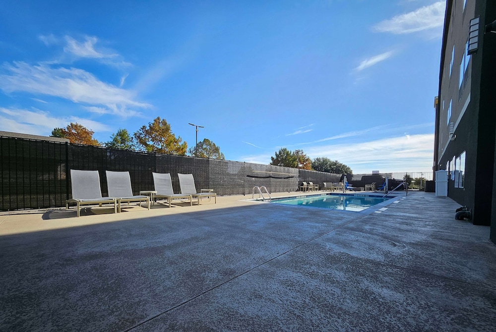 La Quinta Inn & Suites by Wyndham - Red Oak TX IH-35E 21/23