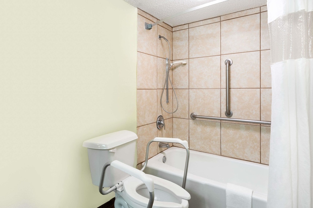 Days Inn By Wyndham Washington 6/17