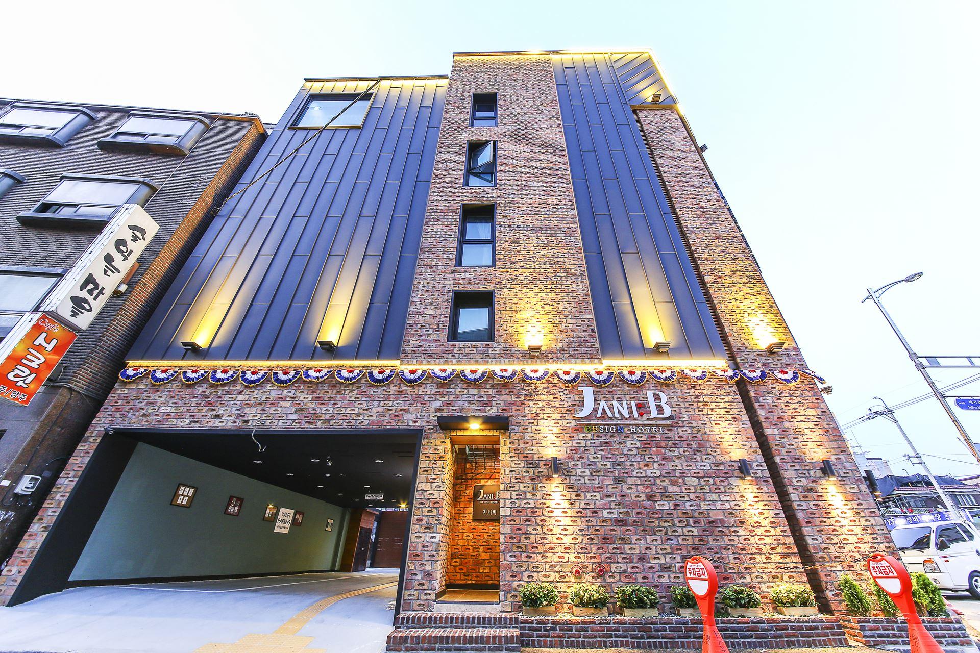 Jani B Hotel 8/56
