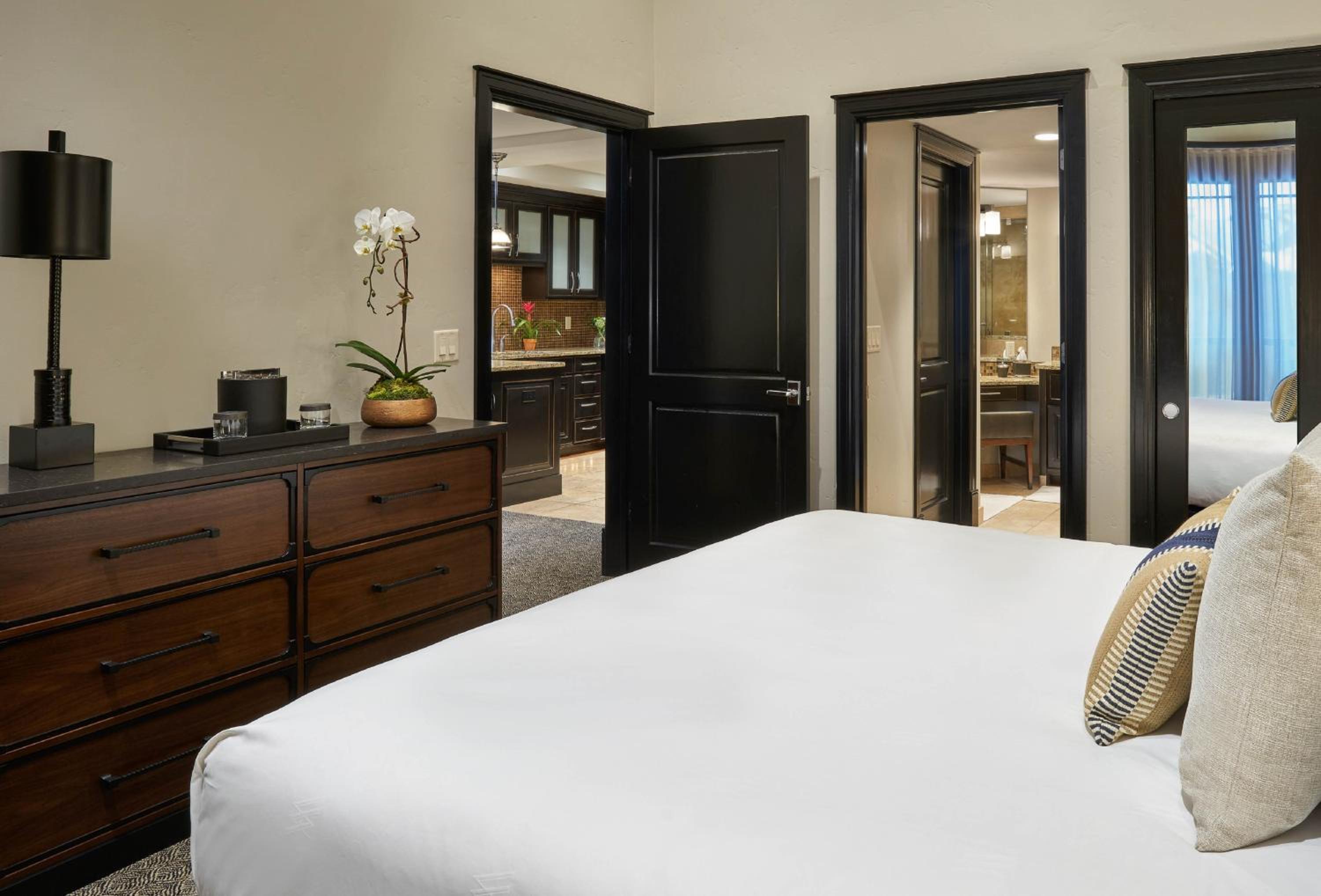 3 BEDROOMS, RESIDENCE, KING BED, 3 QUEEN BEDS
