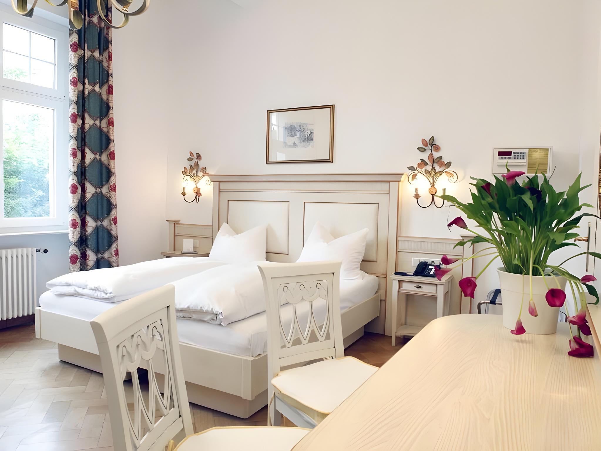 1 BEDROOM, BASIC, TWIN BEDS