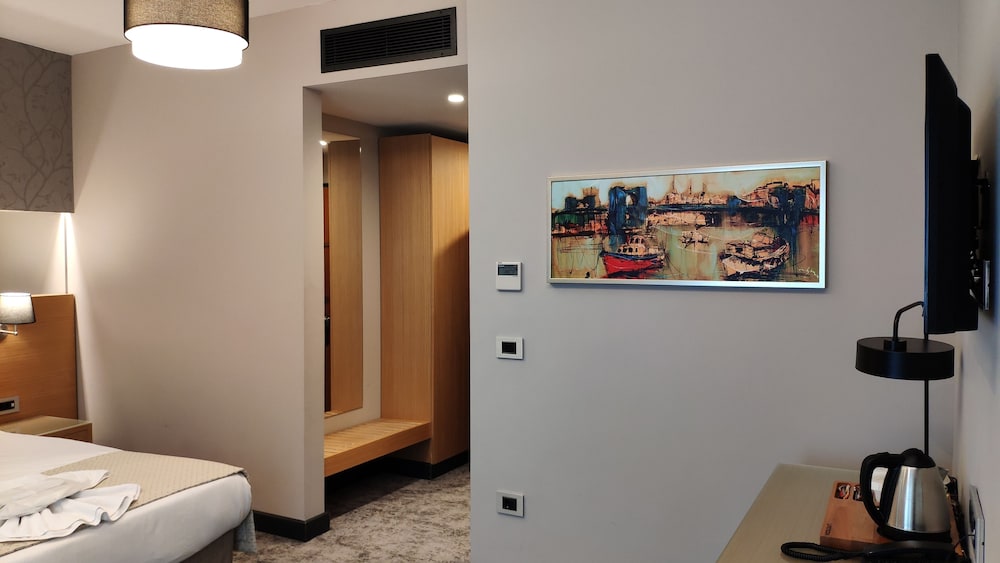 Triada Hotel Karakoy 24/65