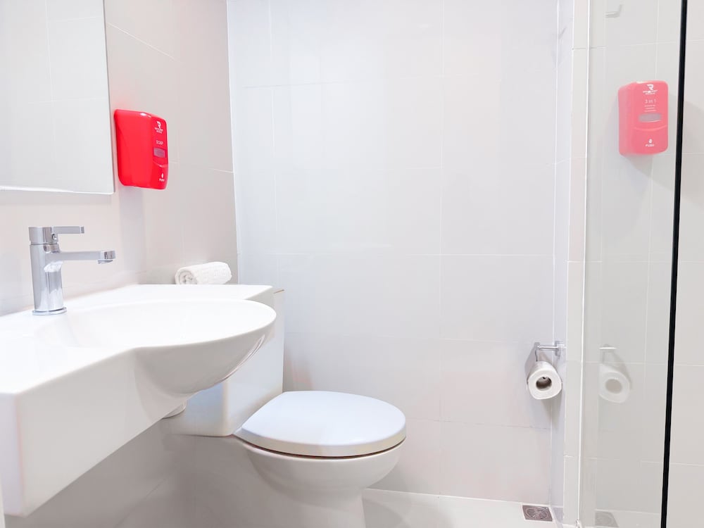 City, Queen Bed، Red Planet Cebu 7/9