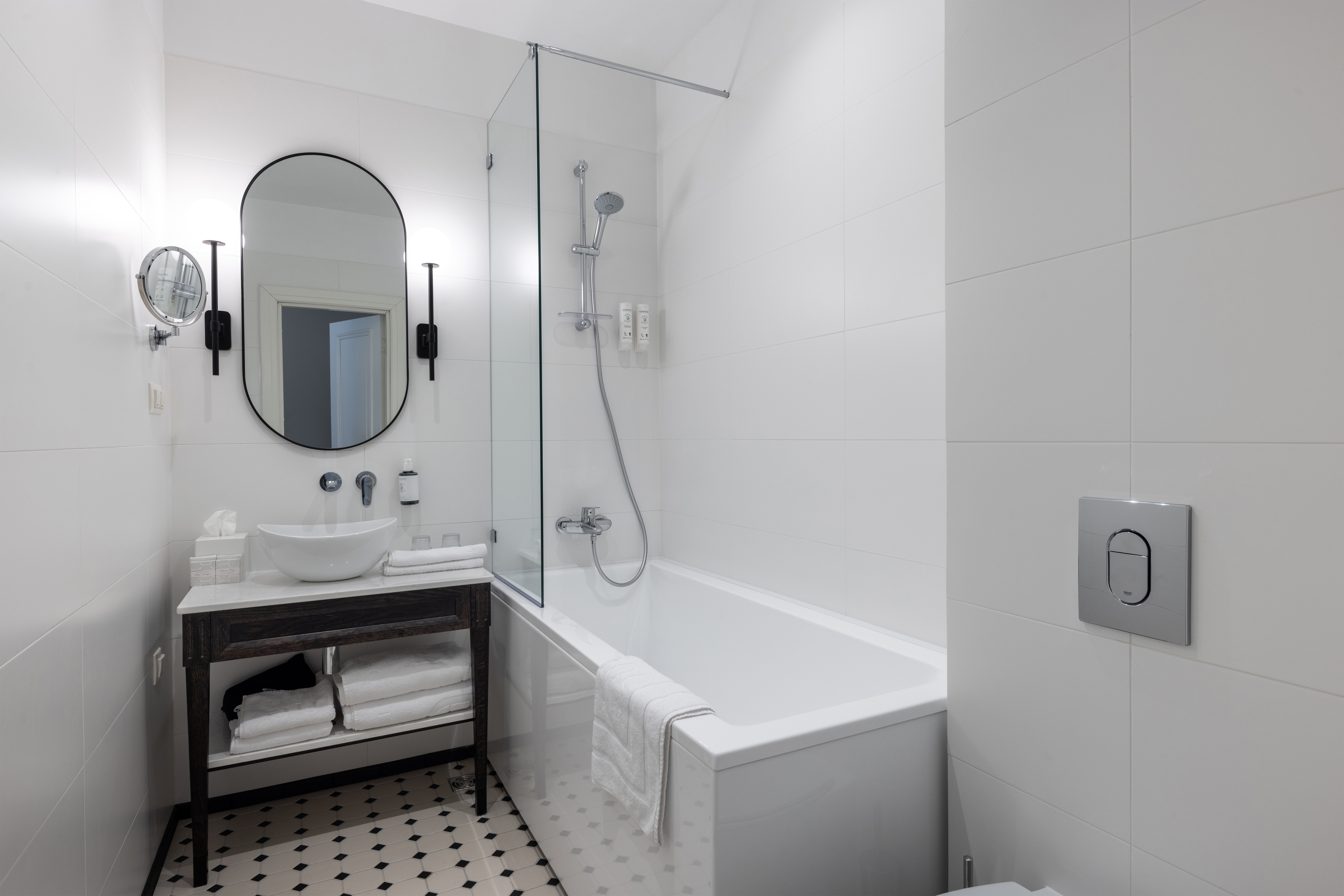 Artists suite with spa access