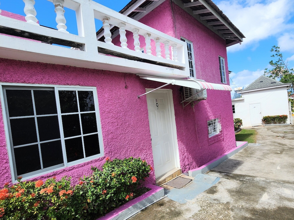 Pinkhibiscus Guest House 4/50