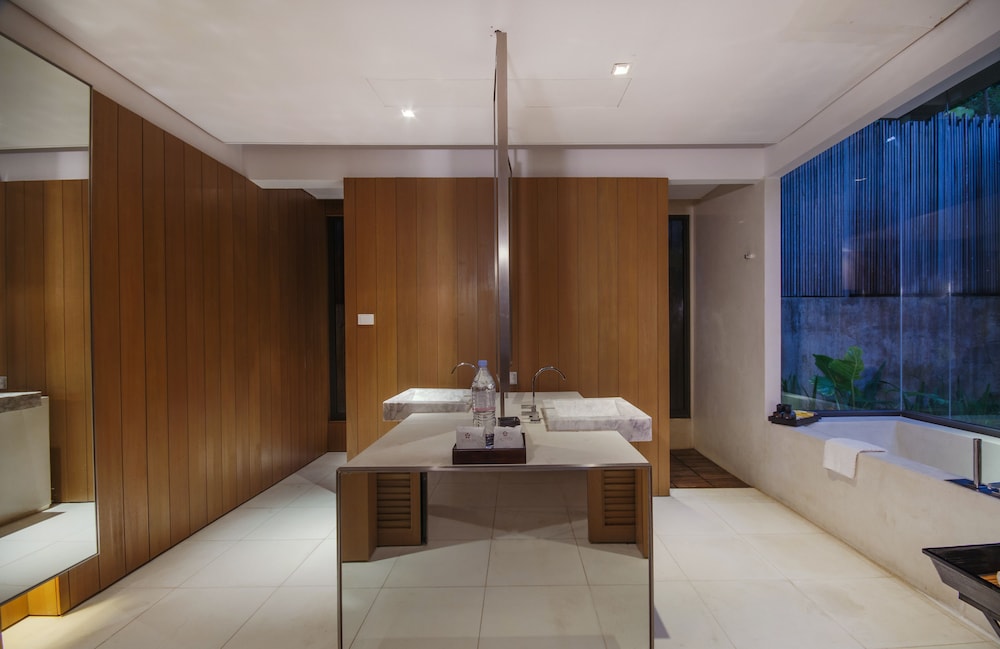 Swimming pool-spa