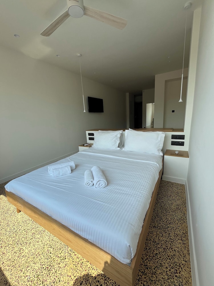 DELUXE, ACROPOLIS VIEW