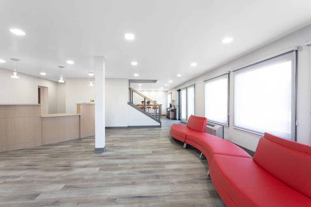 Travelodge by Wyndham Elkhart 10/54
