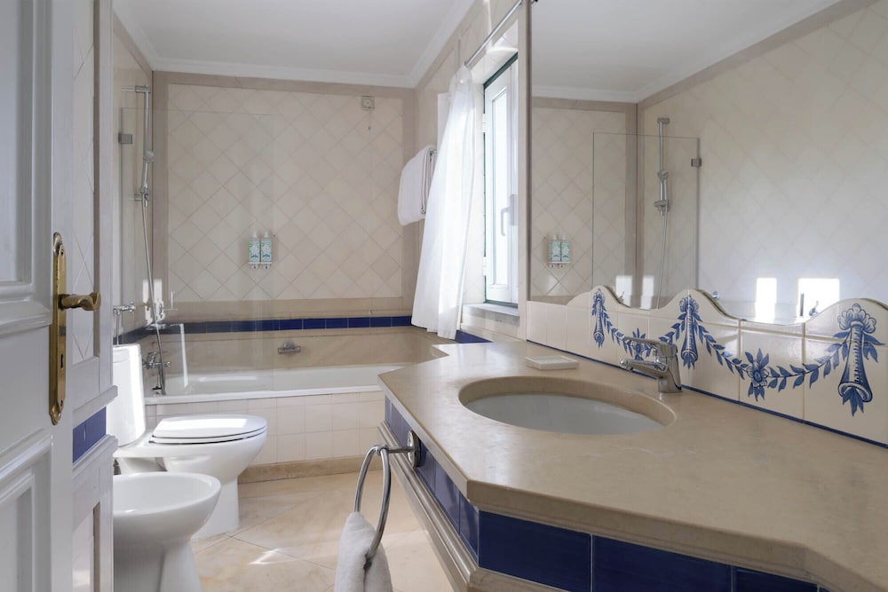 غرفة ديلوكس بسرير مزدوج وسرير فردي بإطلالة على الحديقة، Hotel Da Cartuxa 4/4
