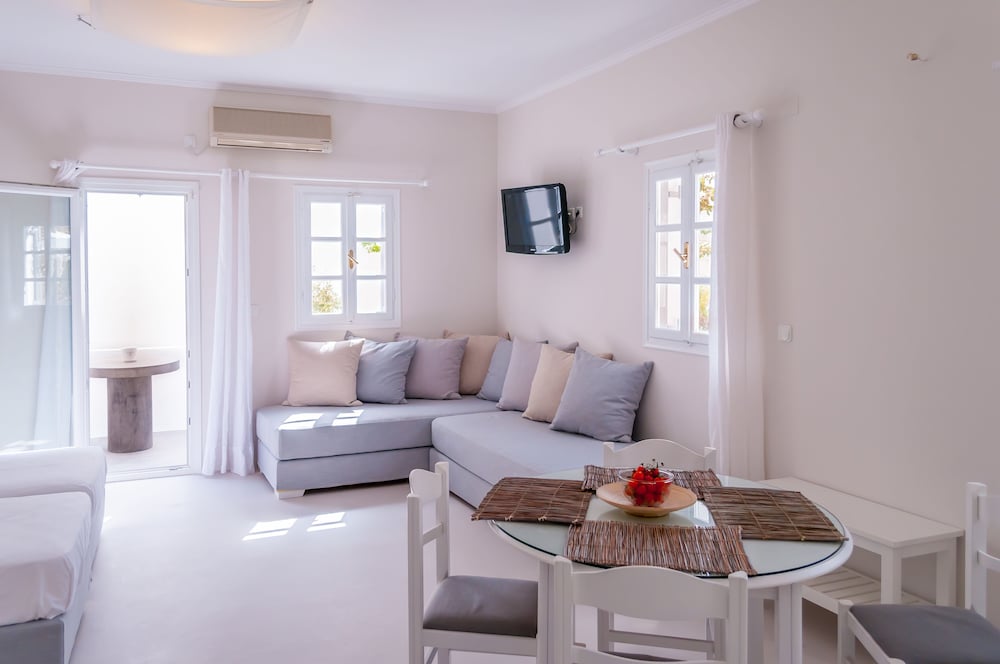 Milos Bay Suites 24/50