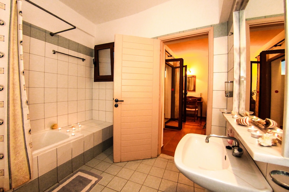 STUDIO, 1 DOUBLE AND 1 SINGLE BED, GARDEN VIEW