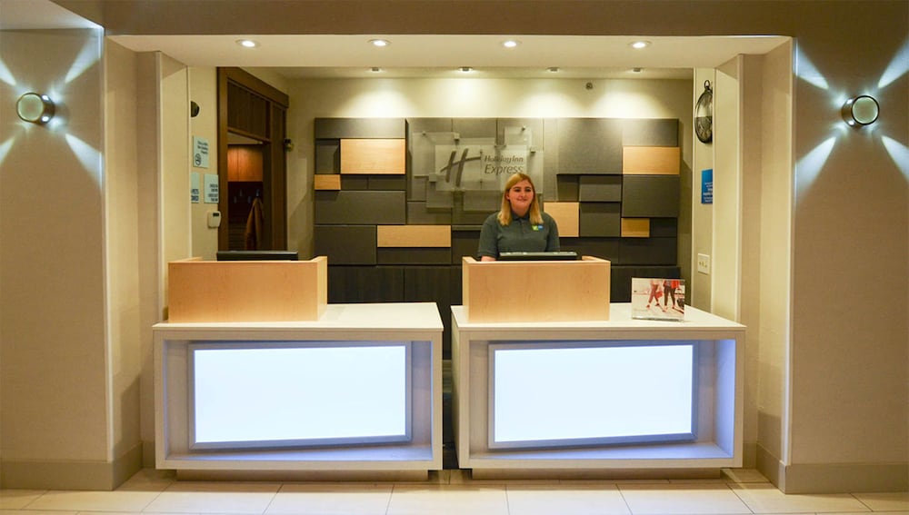 Holiday Inn Express Pittsburgh-Bridgeville 8/42