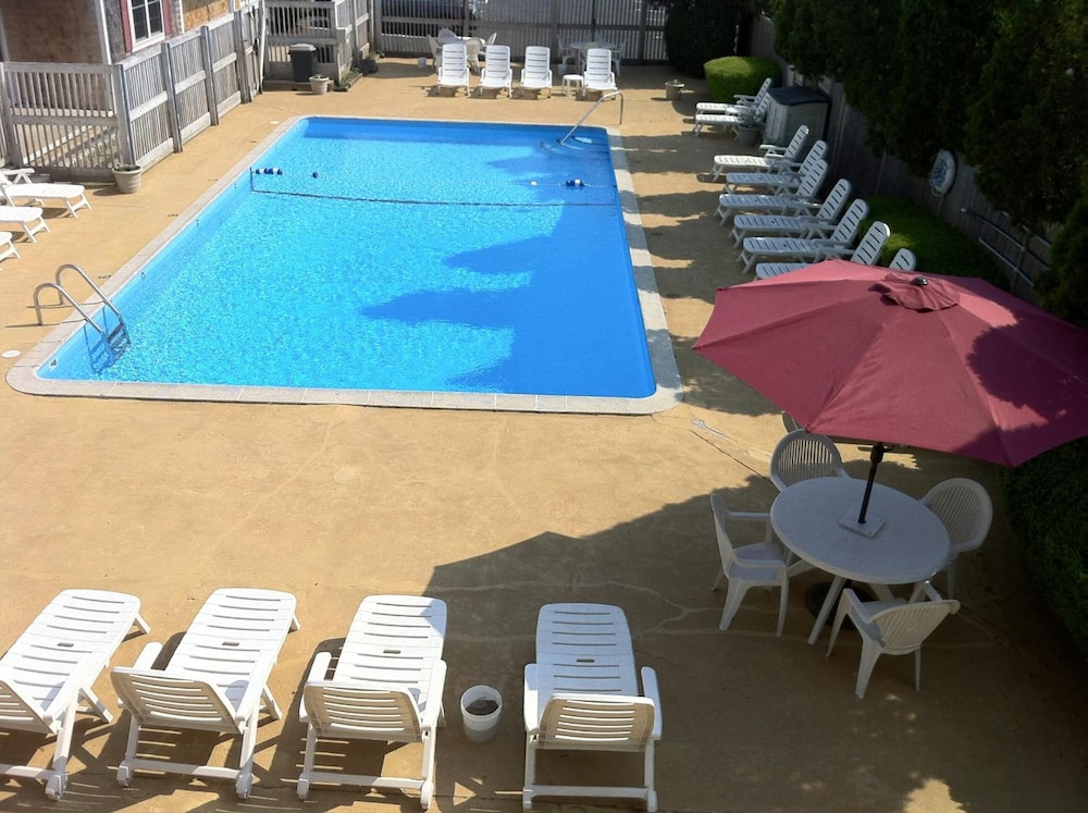 Holiday Hill Inn & Suites 5/61