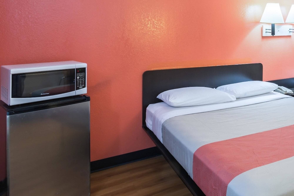 غرفة قياسية بسريرين كوين، Motel6 Joliet, IL - I-80 4/10
