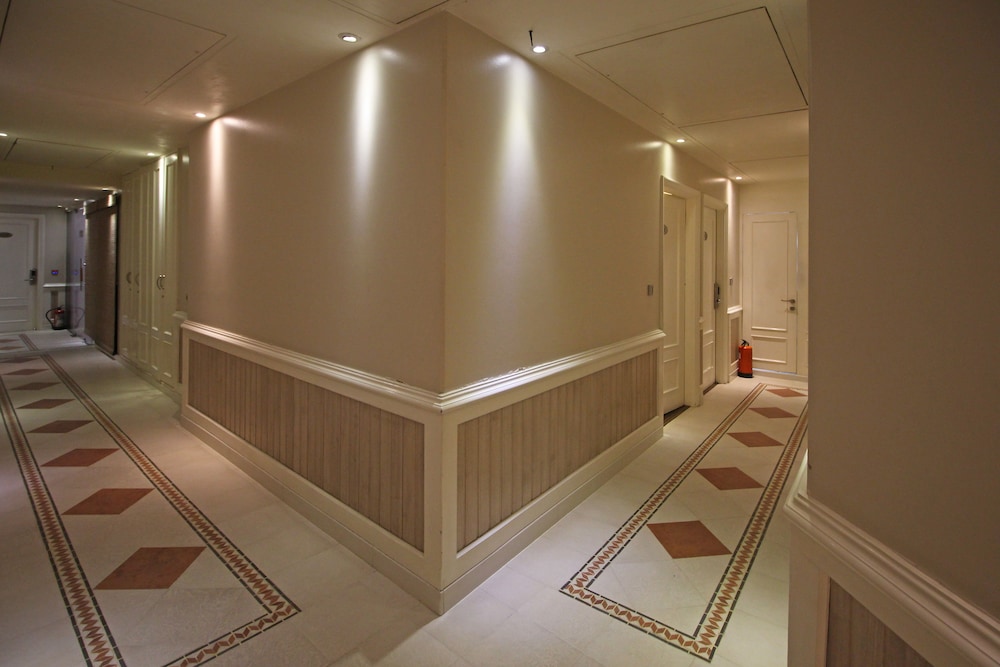 Bright Hotel 3/34
