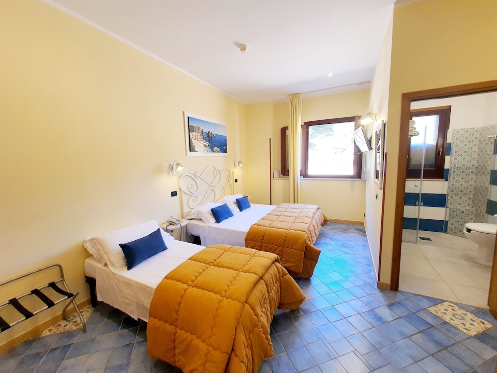 غرفة كلاسيكية ثلاثية بثلاثة أسرّة، HOTEL CALA MARINA 2/5