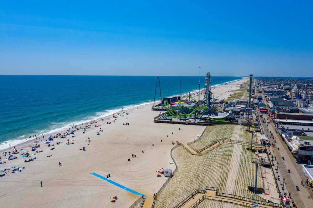 Boardwalk Hotel Charlee Beach House Rentals 28/50