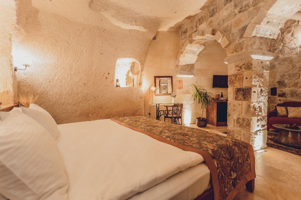 Cave, King Bed, Hot Tub