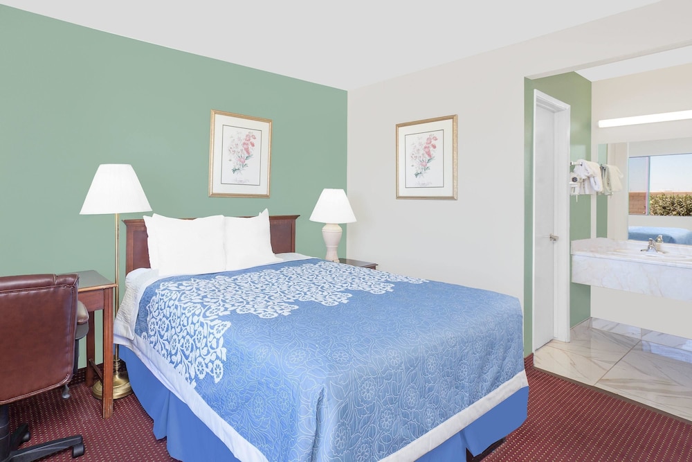 Days Inn By Wyndham Lost Hills 7/19
