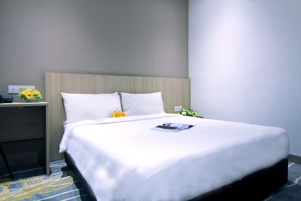 Standard, Queen Bed, No Window