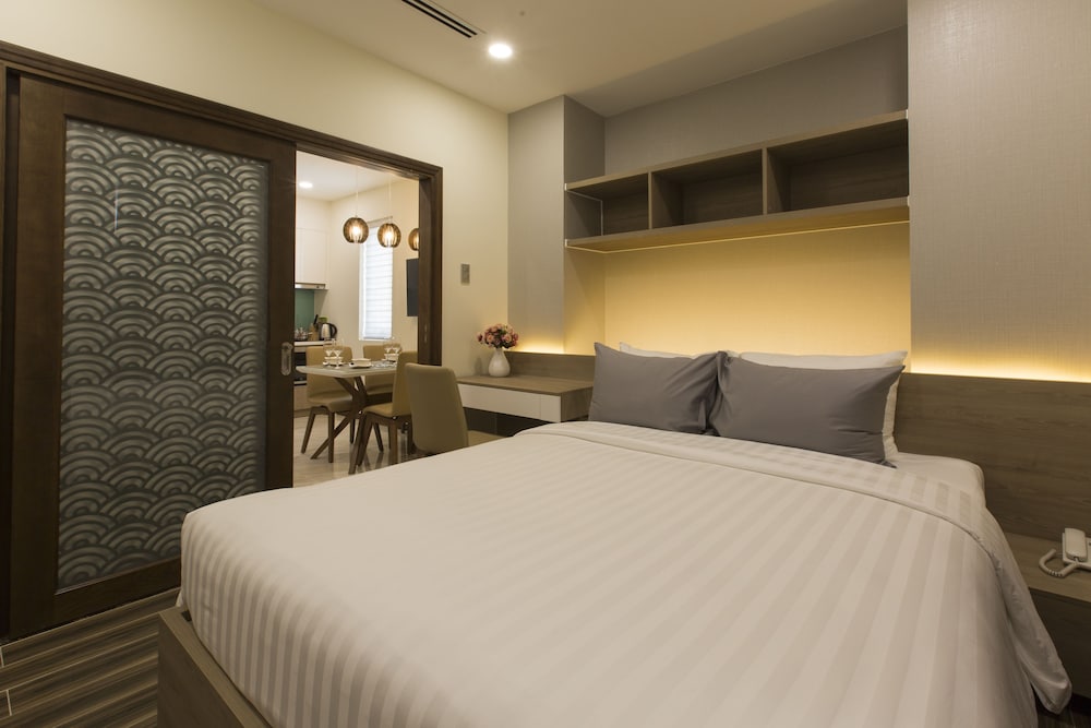 JUNIOR SUITE, QUEEN BED, CITY VIEW