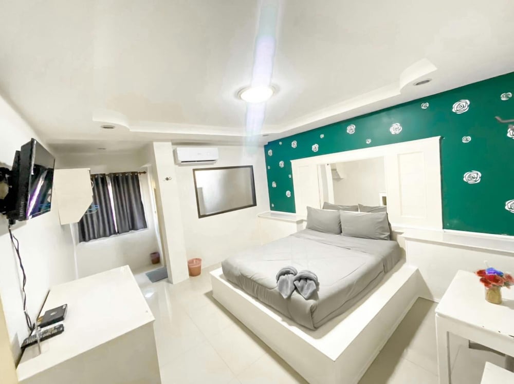 ROOM, SINGLE, KING BED, BATHTUB