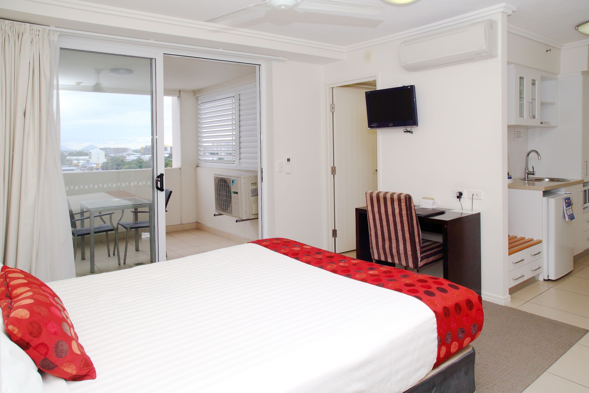 STUDIO, QUEEN BED