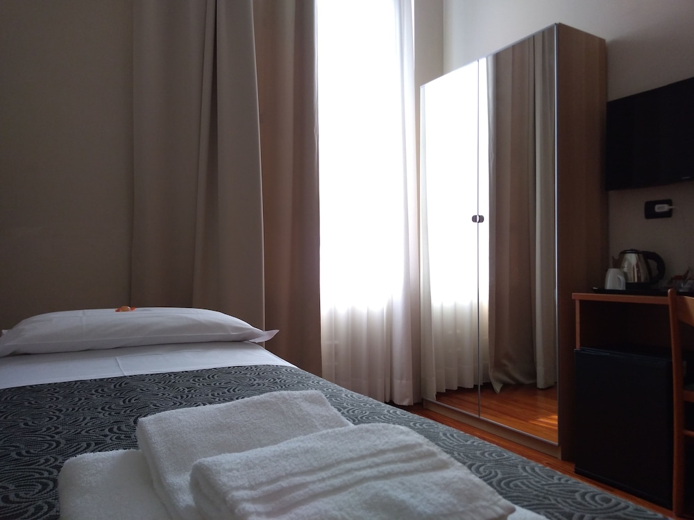 ROOM, SINGLE