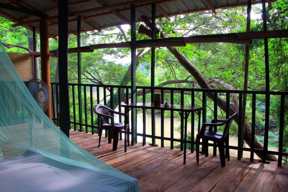 Riverside Cabana Yala 24/50