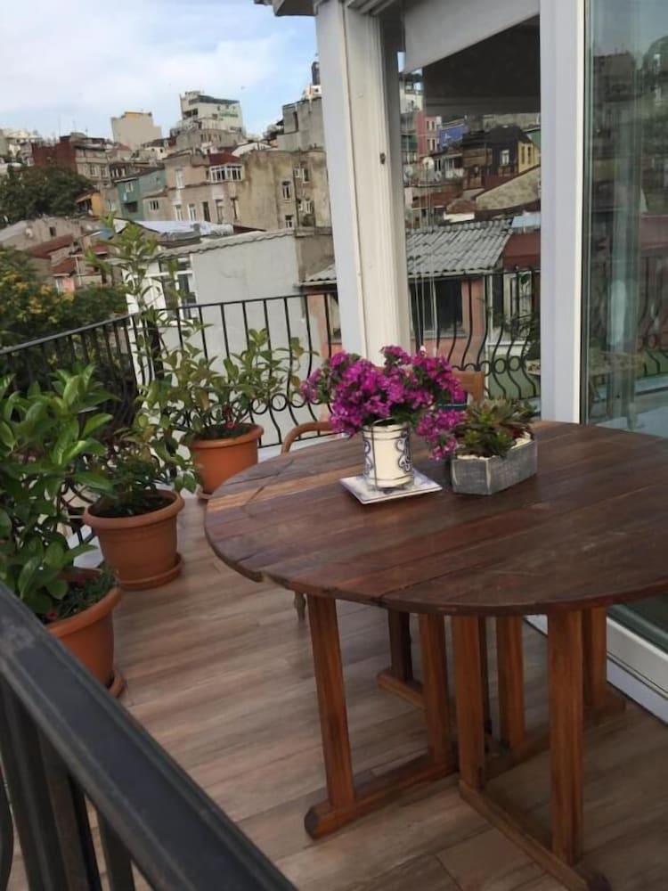 The White Swan Suites Beyoglu 74/74