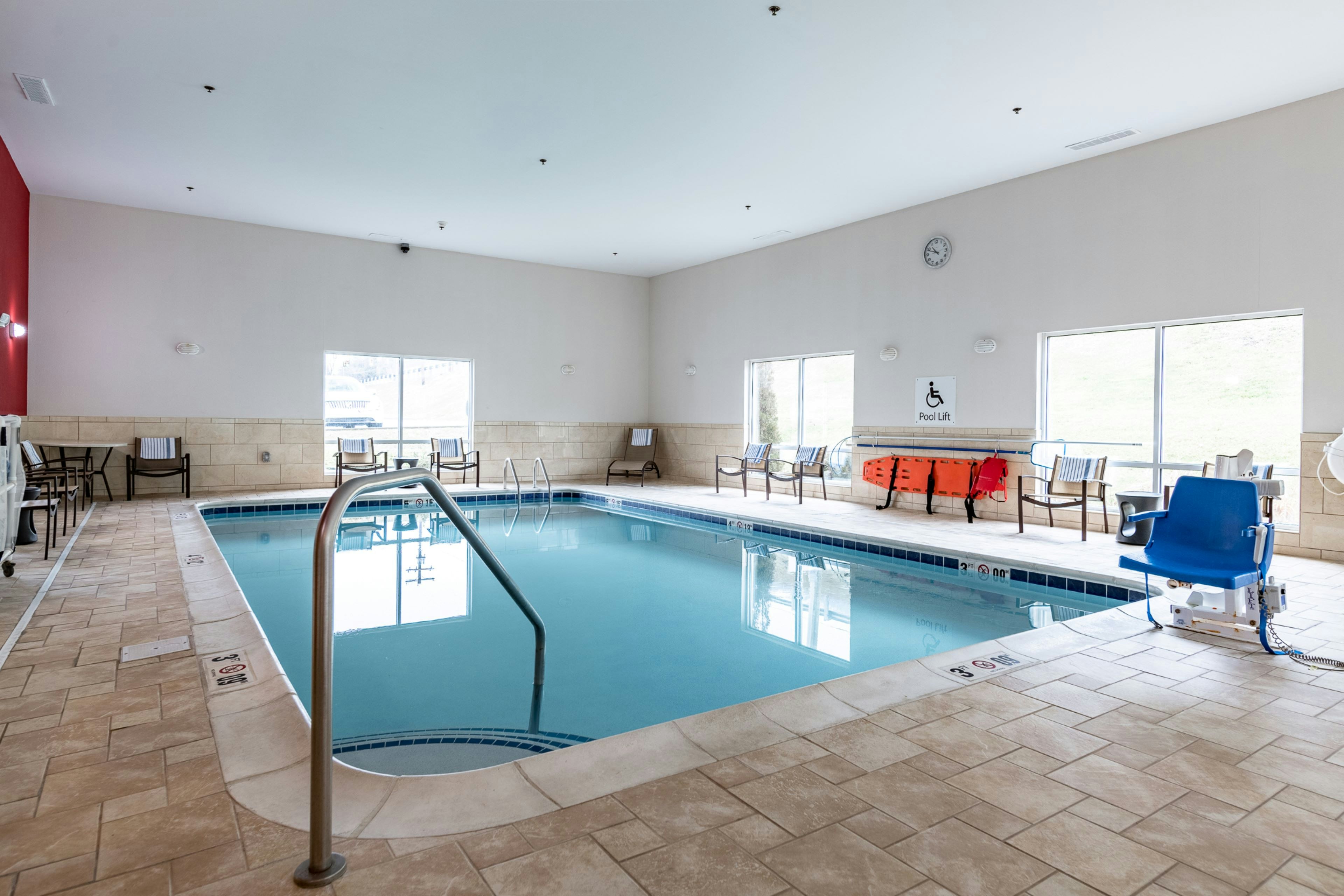 Holiday Inn Express & Suites New Martinsville 38/73