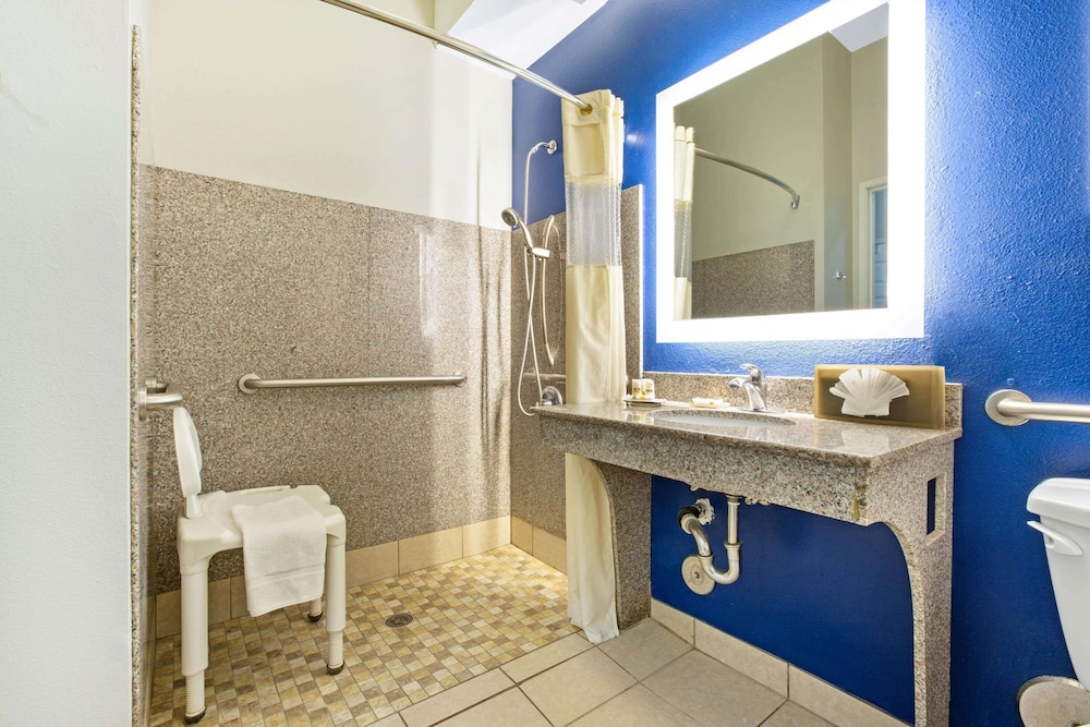 La Quinta Inn & Suites By Wyndham NE Long Beach/Cypress 30/51