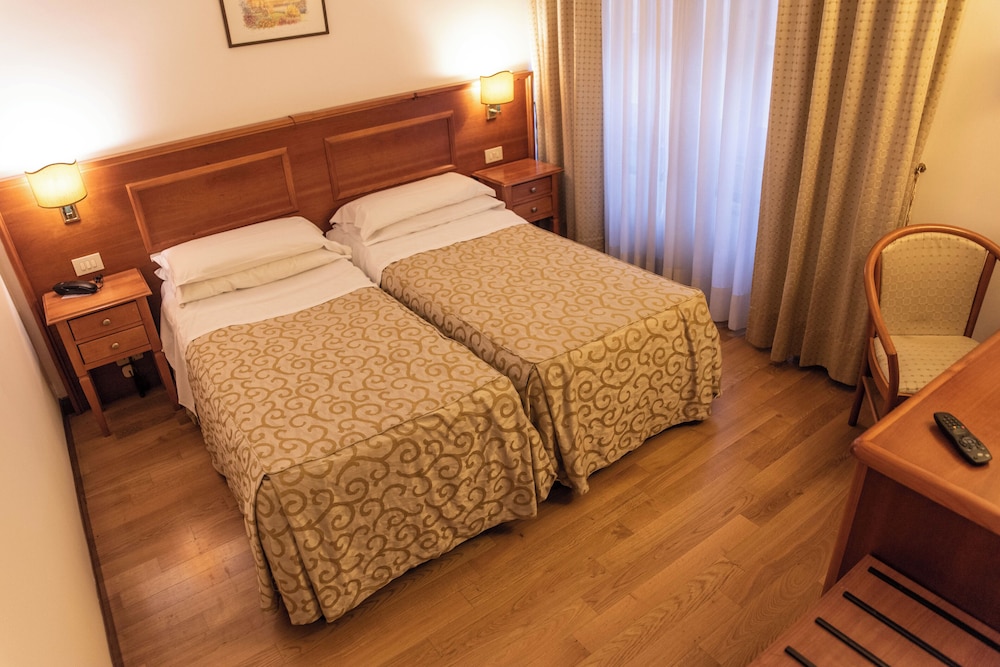 غرفة أساسية بسريرين منفصلين، Grand Hotel Duomo 4/6