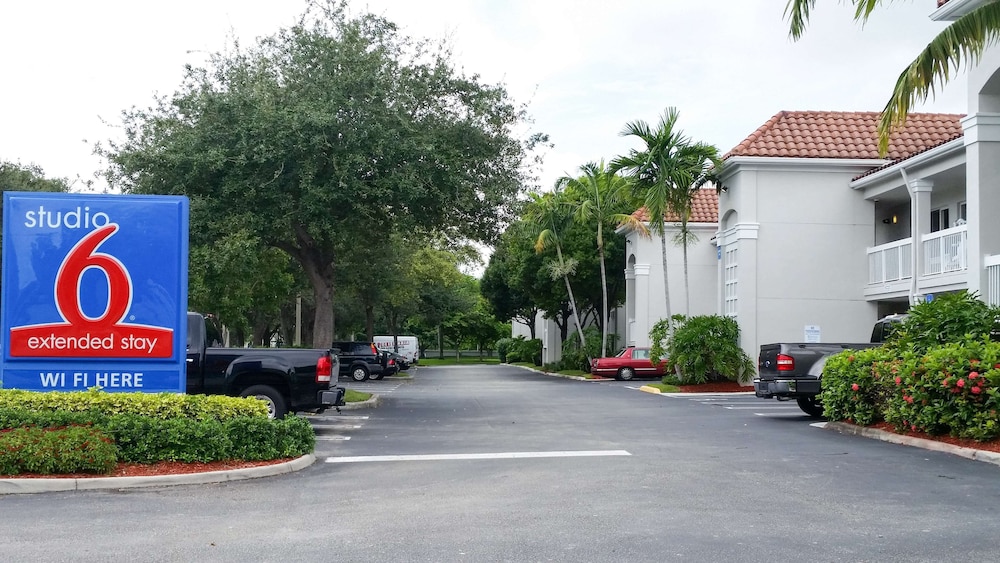 Studio 6 Extended Stay - West Palm Beach, FL 43/52