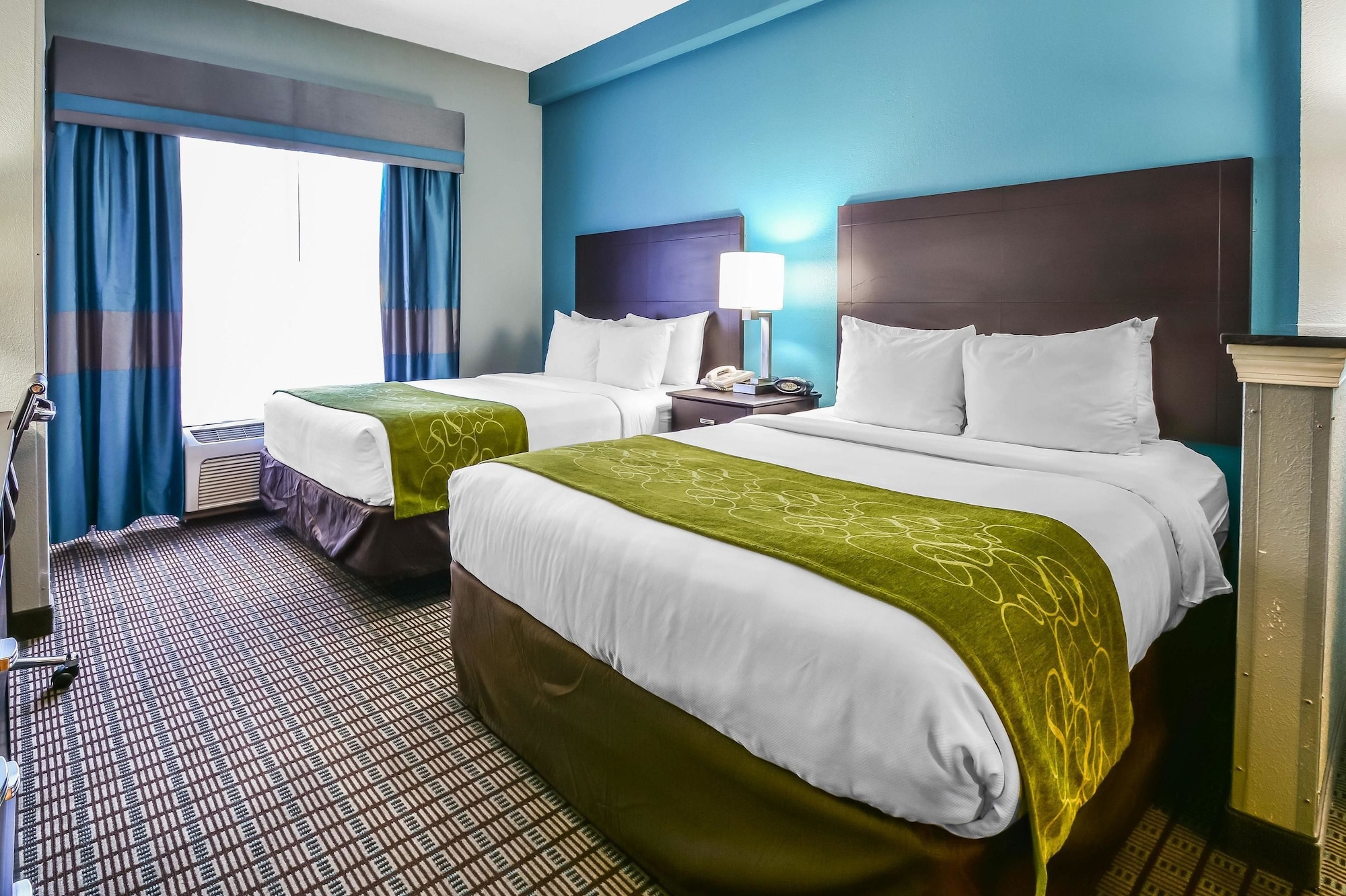 Suite, 2 Queen Beds, Sofa, Jetted Tub