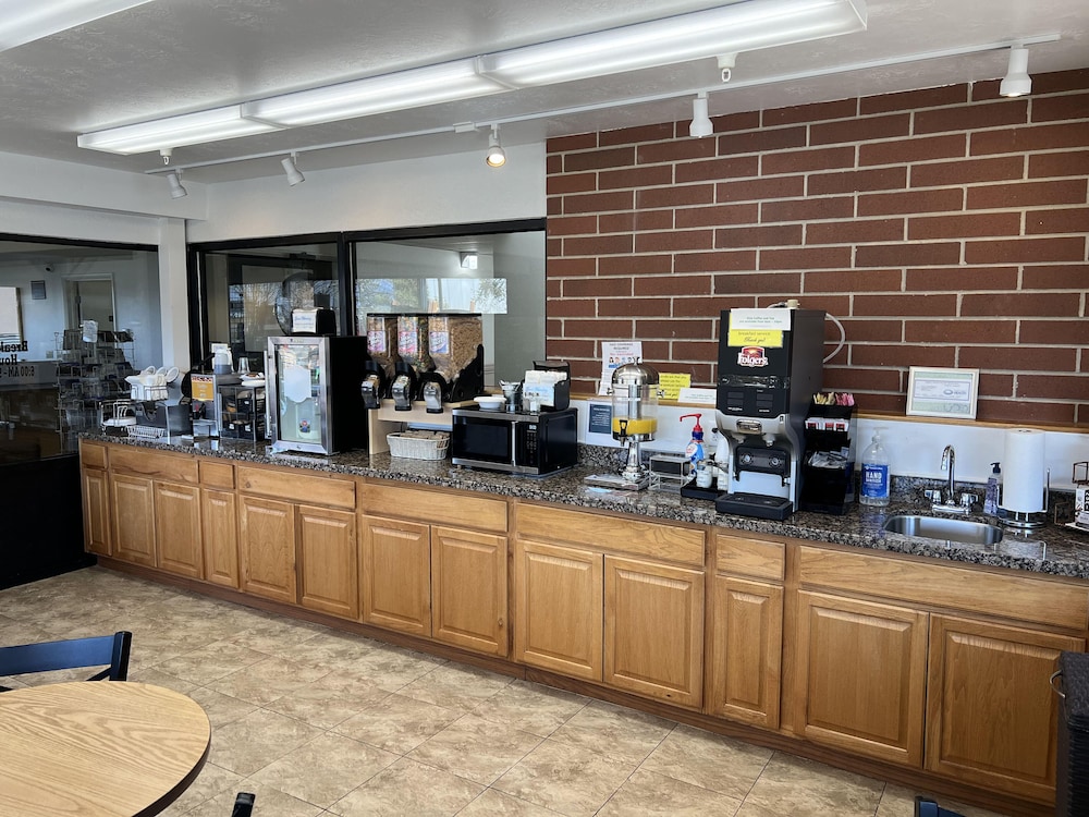 Days Inn by Wyndham Lake Point 28/40
