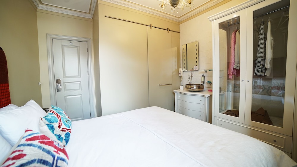 Faik Pasha Hotels 12/76