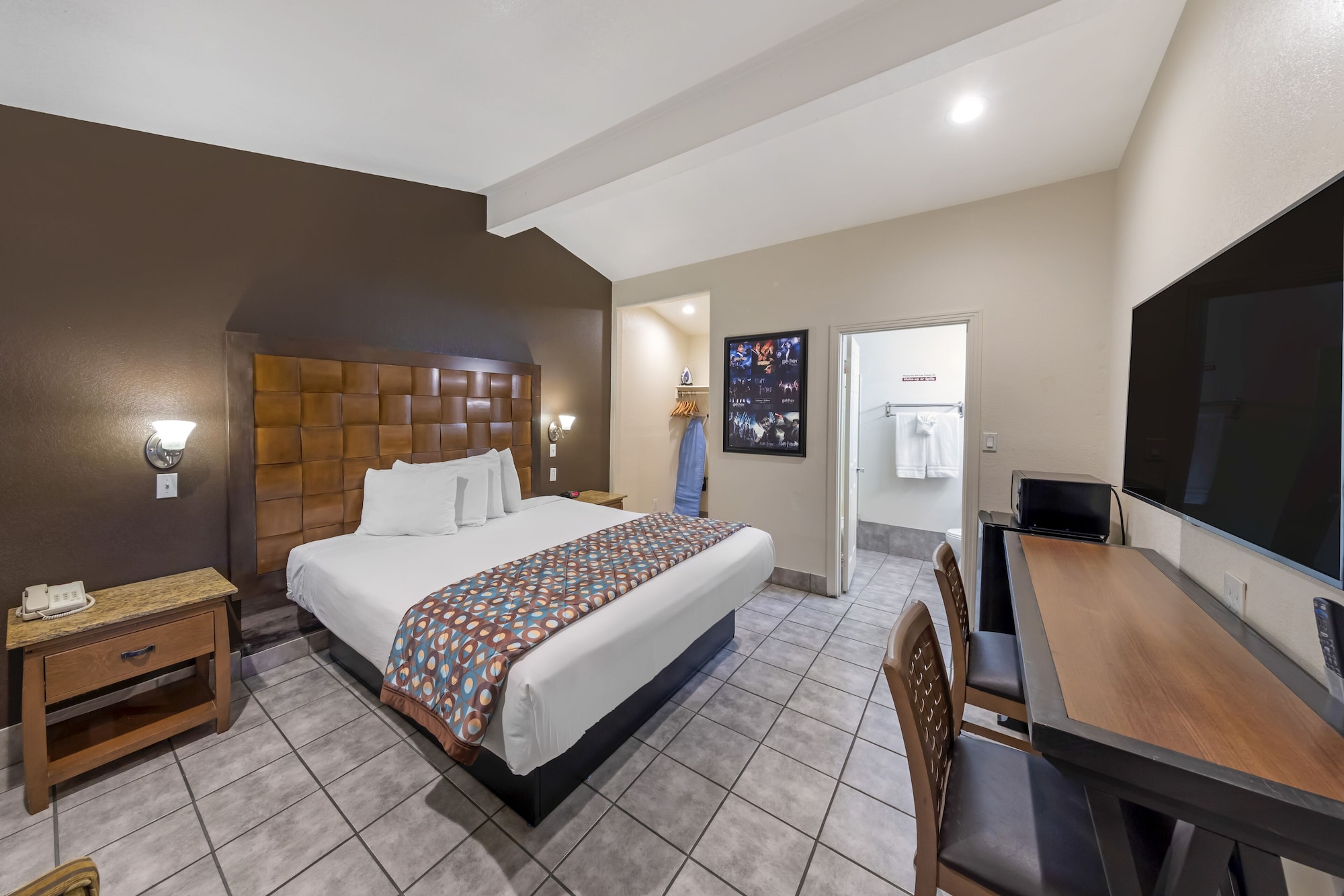 ROOM, KING BED