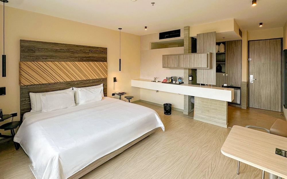 Efficiency, Queen Bed