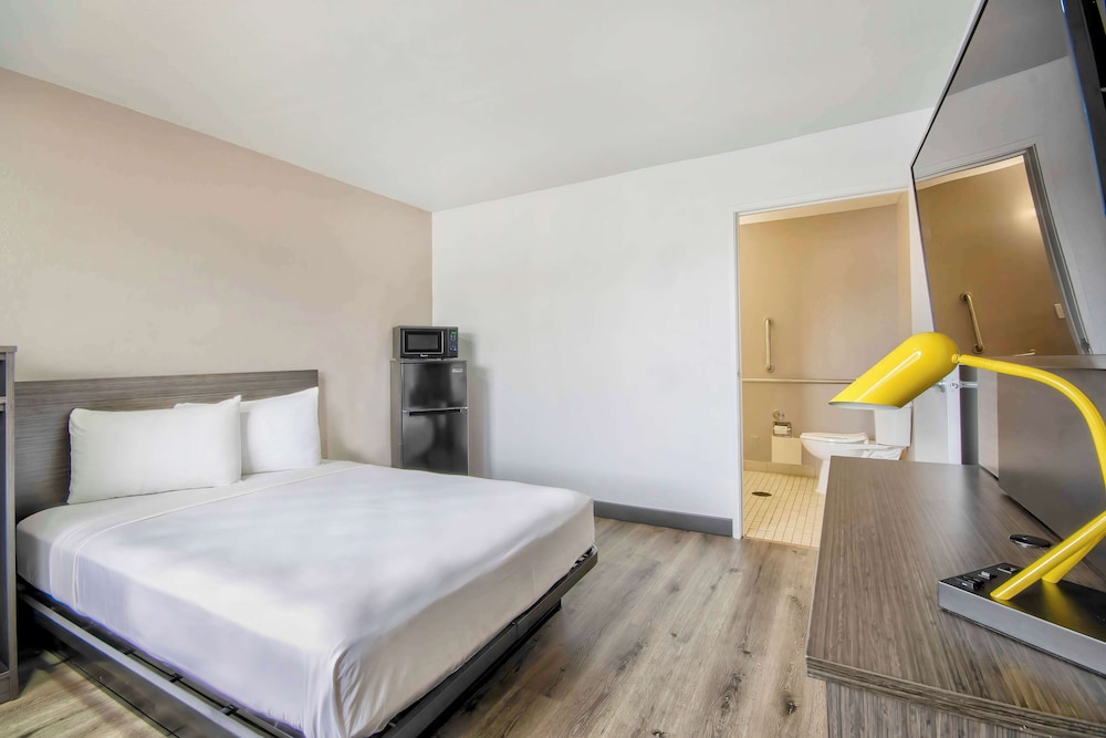 Motel6 Austin, TX - North 24/48
