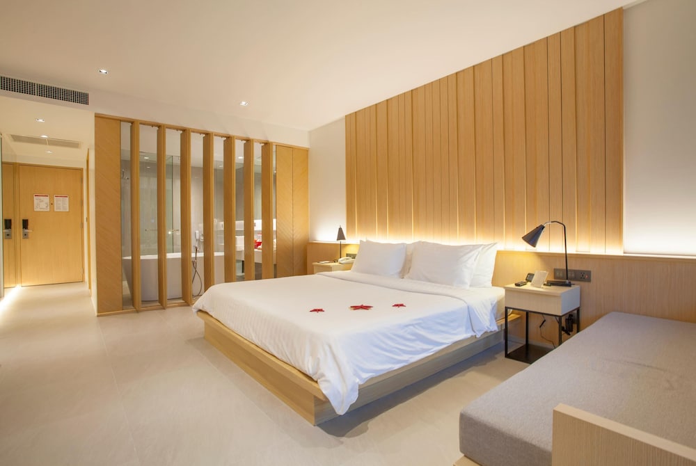 OASIS, DELUXE, 2 QUEEN BEDS
