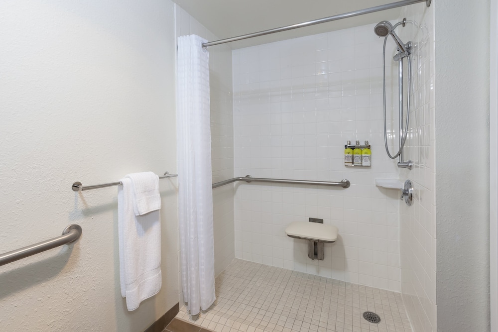 Candlewood Suites Grand Rapids Airport, an IHG Hotel 14/53