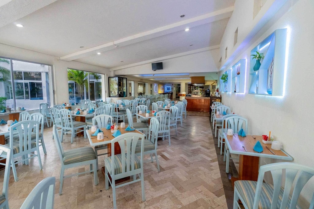 Aquamarina Beach Hotel Cancun 43/63