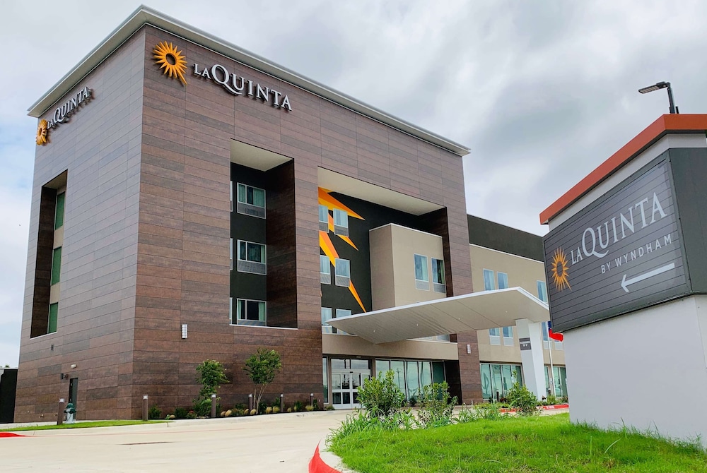 La Quinta Inn & Suites by Wyndham - Red Oak TX IH-35E 2/23