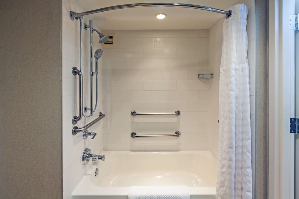 Embassy Suites by Hilton Dallas Market Center 32/72