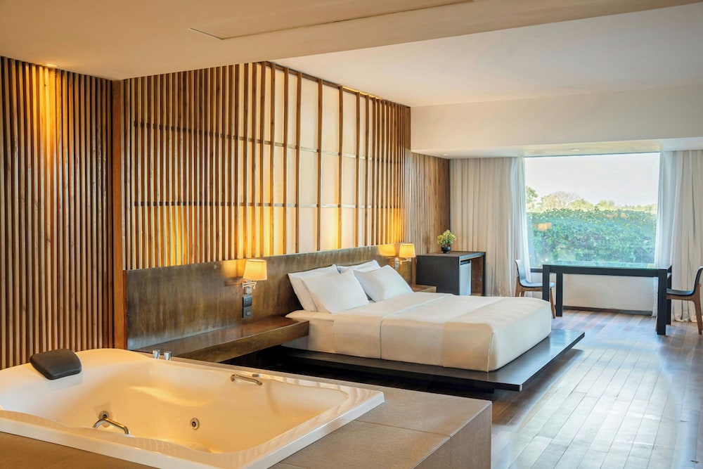 Junior Suite, King Bed, River View